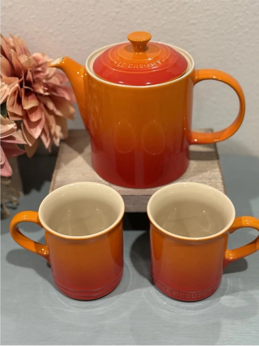 Le Creuset Stoneware Grand Teapot Flame 1.3L & 2 400ML Vancouver Coffee Mugs